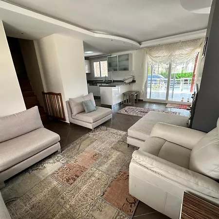 Nefiss Avm Ve Denize Yakin Kusadası