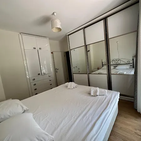 Nefiss Avm Ve Denize Yakin Villa Kusadasi