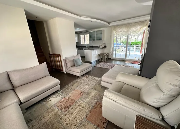 Nefiss Avm Ve Denize Yakin Kusadası